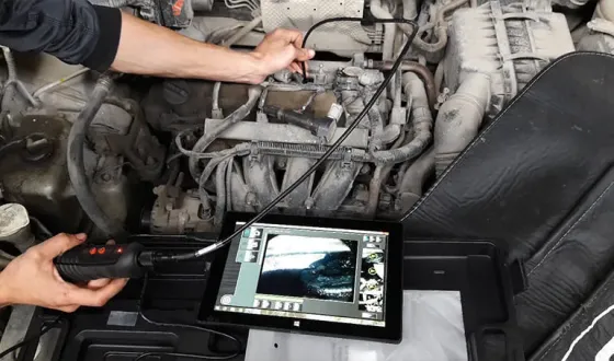 Изображение компьютера с графикой машины