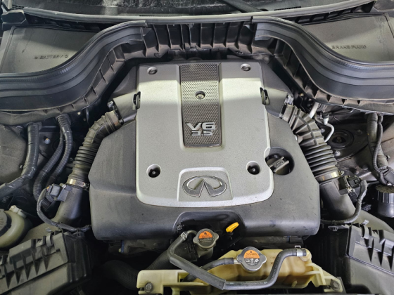 Изображение автомобиля Infiniti, покрытого пылью