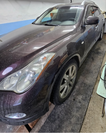 Изображение автомобиля Infiniti, покрытого пылью