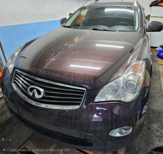 Изображение автомобиля Infiniti, покрытого пылью