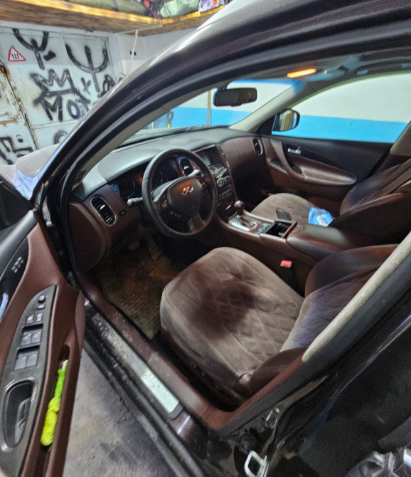 Ластанған отырғыштары бар Infiniti автосының интерьері