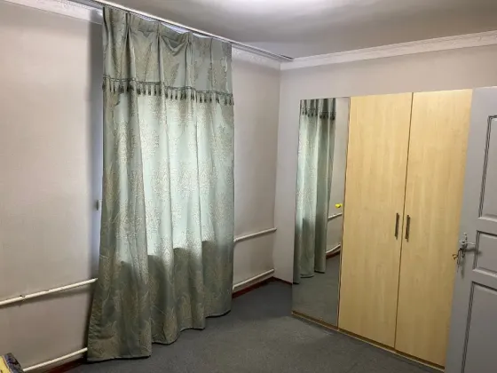 Қарлы пейзаж с үймен және күнмен