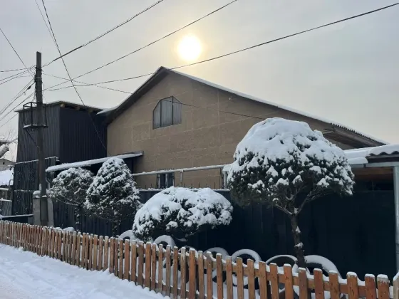 Қарлы пейзаж с үймен және күнмен