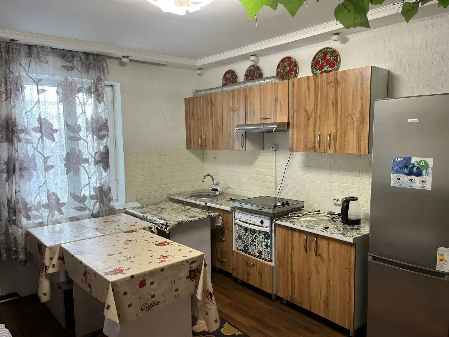 Ағаш шкафтар және столымен асхана