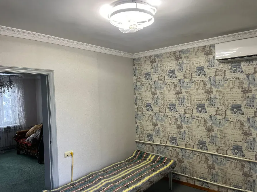 Ракладной төсек және wallpaper бар бөлме