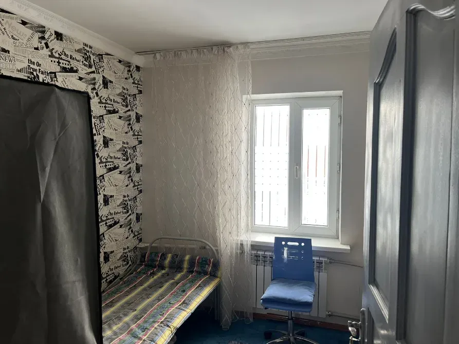 Бір орынды төсек және жұмыс үстелі бар жатын бөлме