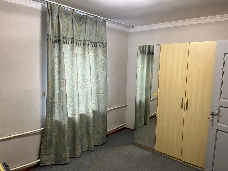 Айна және шкафымен жатын бөлме