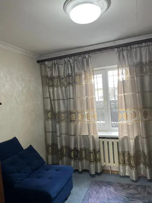 Көк диван және терезелері бар бөлме