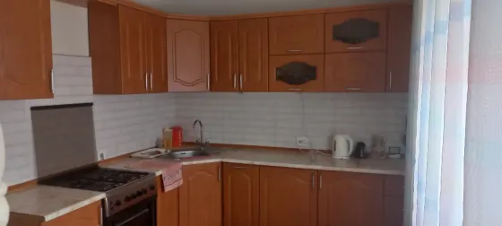 Заманауи ас үйі, ағаш шкафтарымен және плита, жеткілікті жарық, әдемі әрлеу.