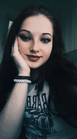 Портрет девушки с красными волосами в желтой куртке