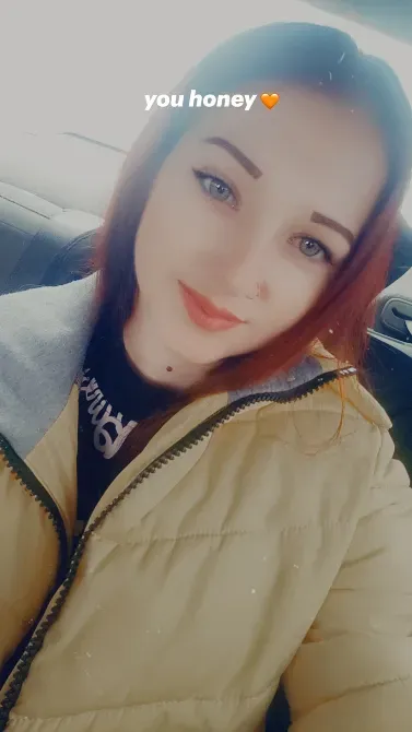 Портрет девушки с красными волосами в куртке и подписью 