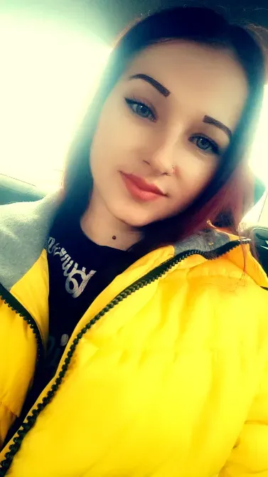 Портрет девушки с красными волосами в желтой куртке