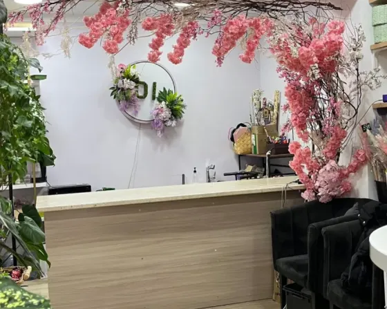 Гүлдер дүкенінің неонды жарнамалары мен гүлдермен безендірілген фасады