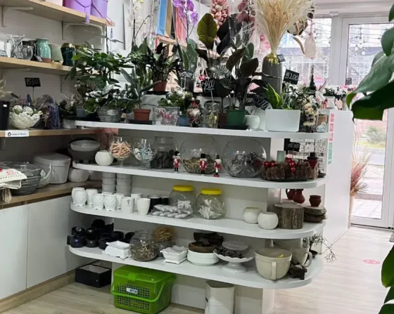 Гүлдер дүкенінің неонды жарнамалары мен гүлдермен безендірілген фасады