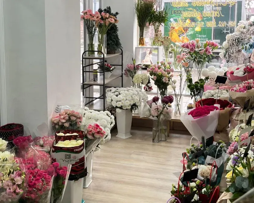 Гүл дүкеніндегі тұшымды бұрыш, витринадағы букеттер мен гүлдермен