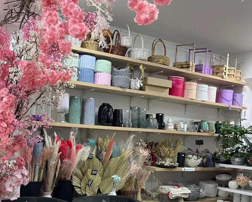 Декоративті себеттер мен гүлдермен қажеттіліктер дүкен сөресінде