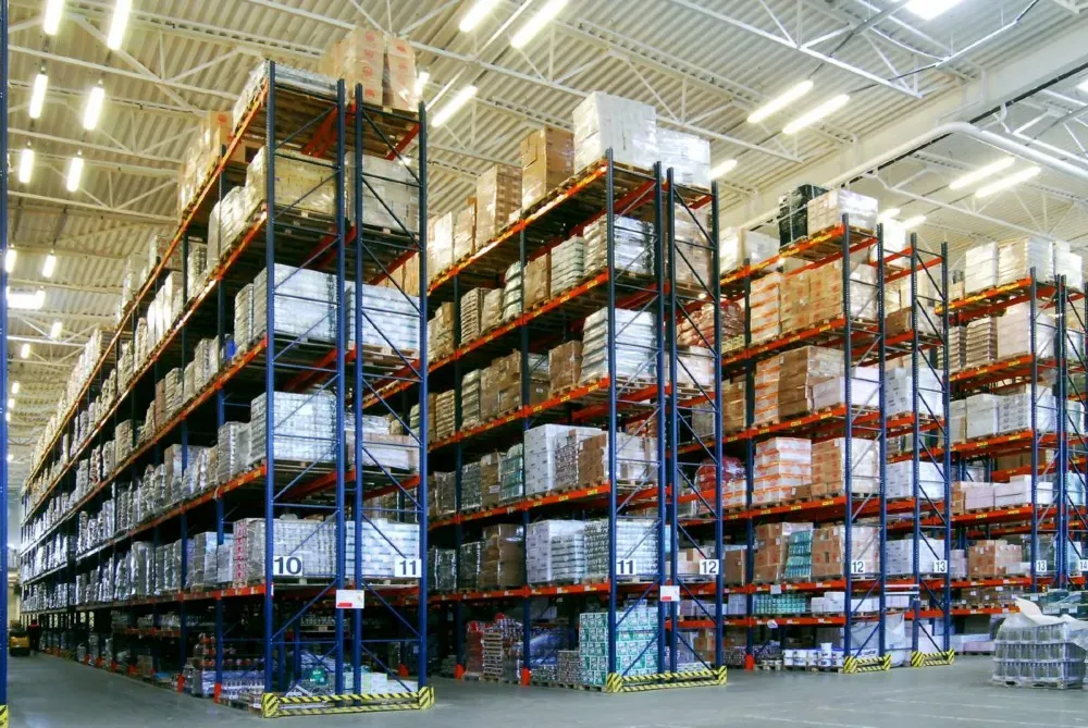 Биік сөрелері бар қойма, қораптармен толтырылған