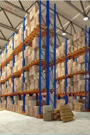 Современный магазин с полками и витринами продуктов