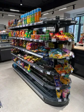 Пустые полки с продуктами в магазине