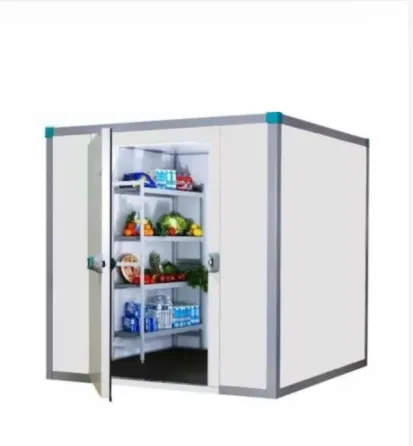 Пустые полки с продуктами в магазине