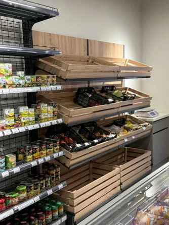 Пустые полки с продуктами в магазине