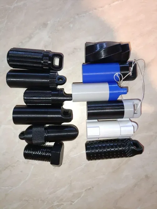 пластиковые связки в руке