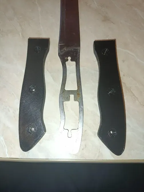 синий свисток на столе