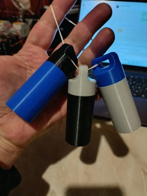 трехцветные пластиковые контейнеры в руке