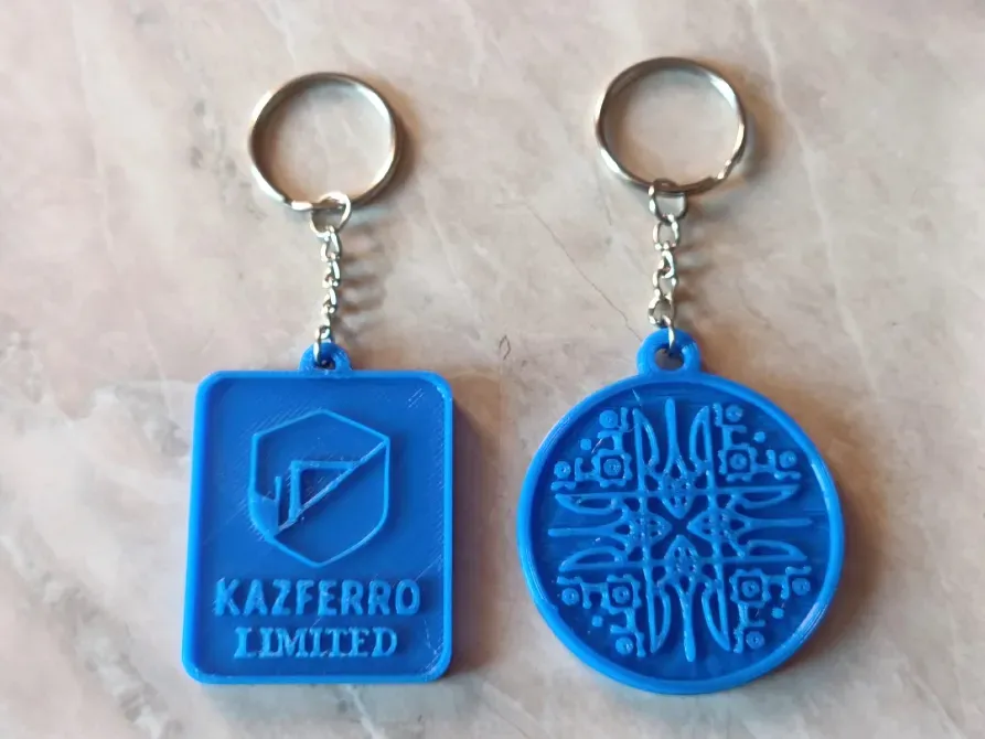 Два ключа с изображением логотипов 3D печати и альпинизма