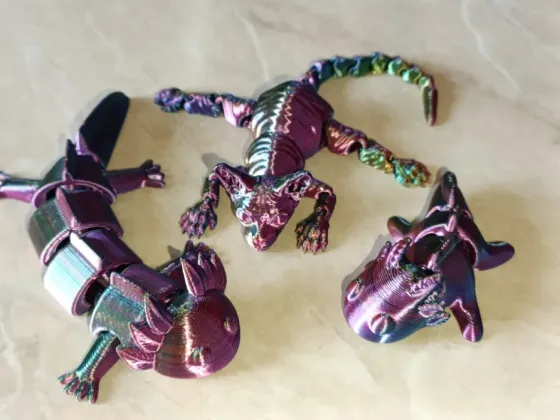 Фигура белого кота из пластика