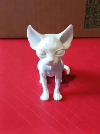 Фигура белого кота из пластика