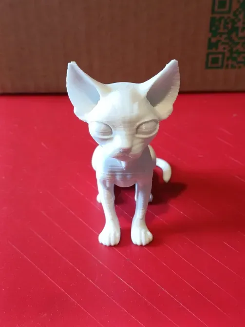 Фигура белого кота из пластика