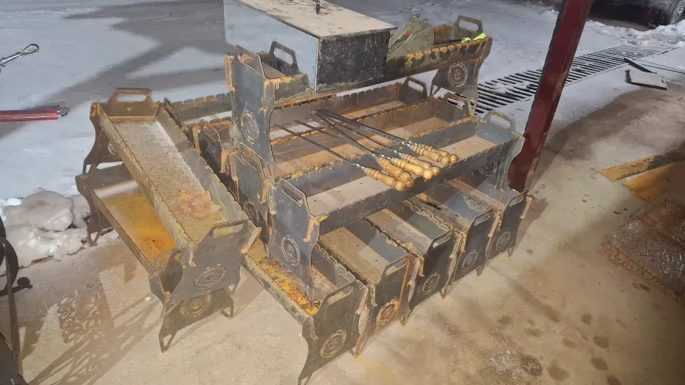 Жерде ағаш шампурлары бар шенберлер шашлық үшін