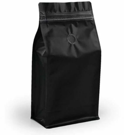 Чаша с жареными кофейными зернами и ноутбук с открытым веб-браузером