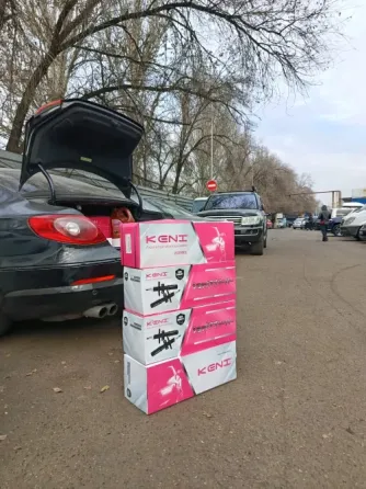 Амортизатор с упаковкой KENI на фоне текстуры