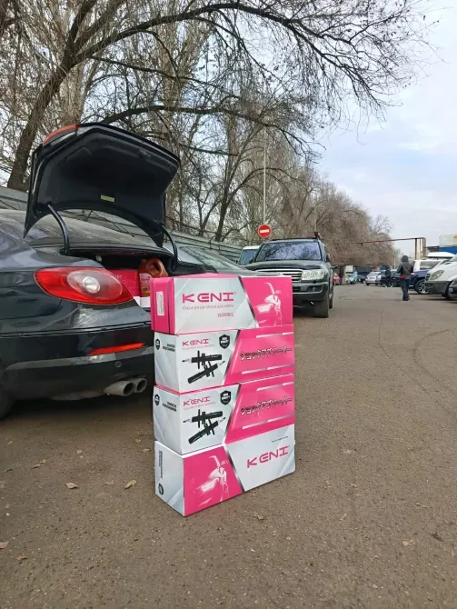 Көшеде тұрған көліктің жанындағы KENI амортизаторларының орамы