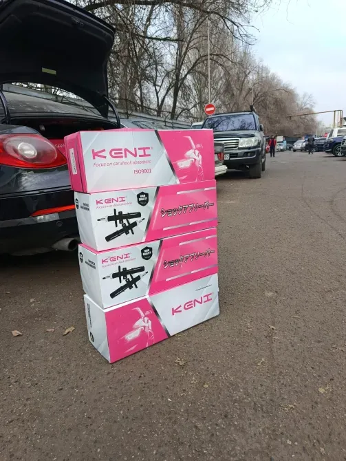 Коробки с амортизаторами KENI на парковке