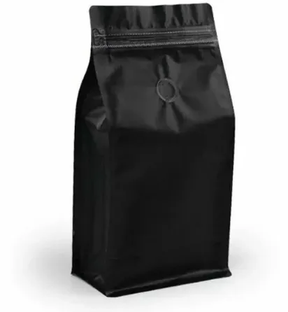 Ноутбук с открытым поисковиком Google, черный пакет с кофе и чашка с кофе на столе