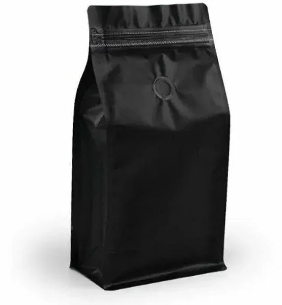 Ақ фонда қара кофе пакеті