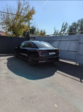 Чёрный автомобиль на парковке