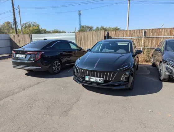 Чёрный автомобиль на парковке