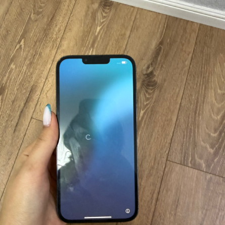 Задняя панель телефона iPhone в зеленом цвете с тремя камерами