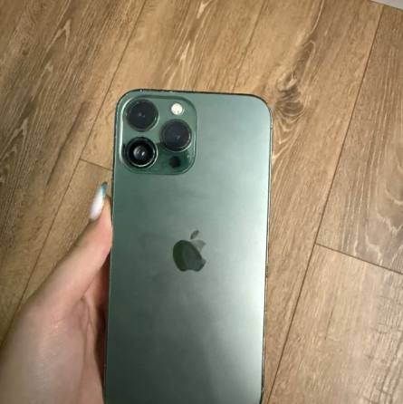 Задняя панель телефона iPhone в зеленом цвете с тремя камерами