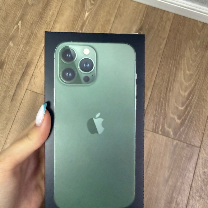 IPhone смартфонының жасыл түсті орамы