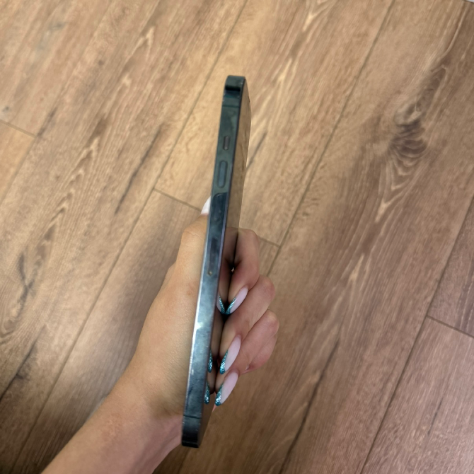 Боковая iPhone бүйірі, түймелер мен құрылғы дизайнын көрсетеді