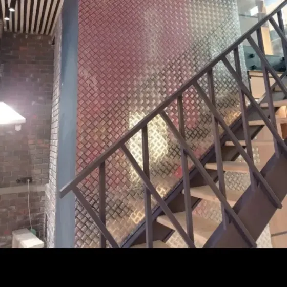 Замандық асхана ақ шкафтармен және ағаш еденмен