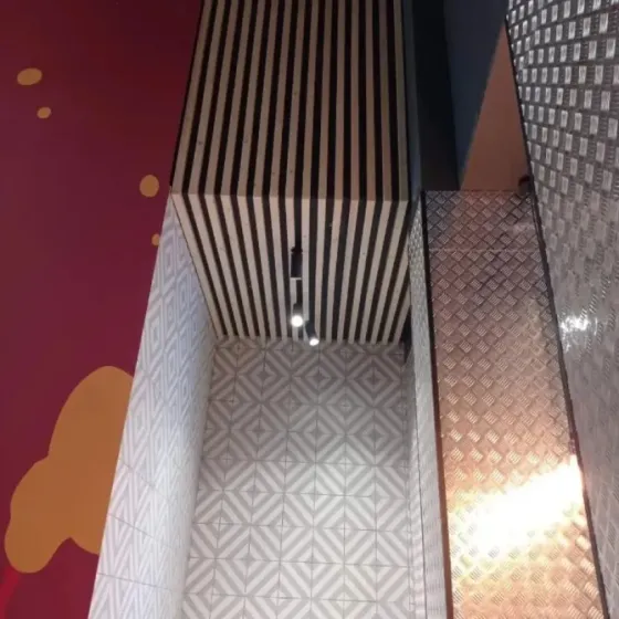 Замандық асхана ақ шкафтармен және ағаш еденмен