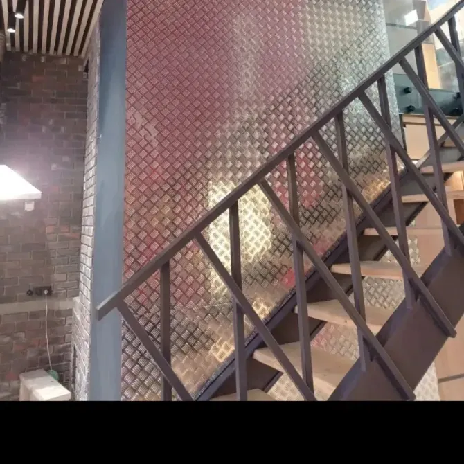 Декоративная стена с рифленым металлическим покрытием