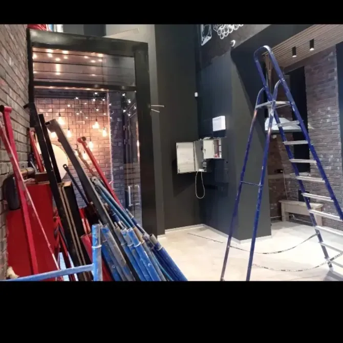 Строительный участок с инструментами и временной лестницей