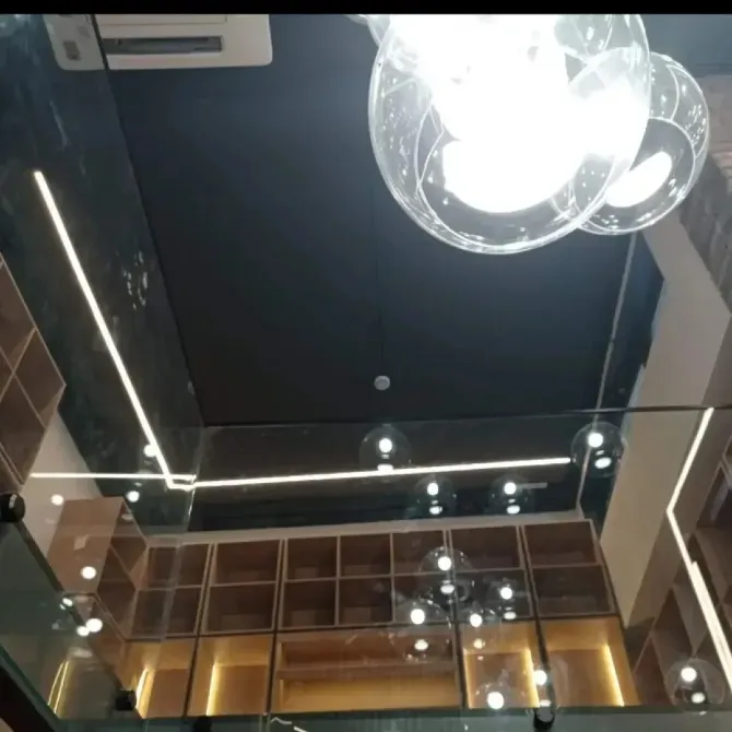 Вид на светильники и стеклянный потолок изнутри